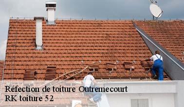 Les travaux de réfection de la toiture d'un immeuble à Outremecourt dans le 52150